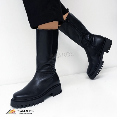 Botas femininas pretas de cano médio com sola tratorada e fecho lateral