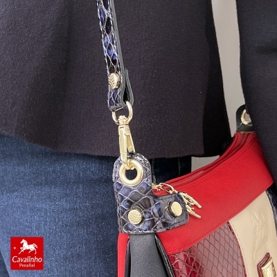 Mala de senhora Cavalinho Penafiel com alça azul padrão pele de cobra e corpo em vermelho, bege e bordeaux com detalhes dourados