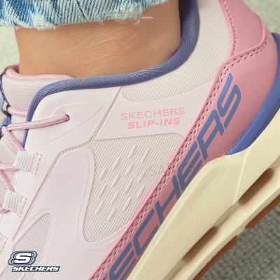 Ténis rosa Skechers Slip-Ins com sola branca e detalhes lilás