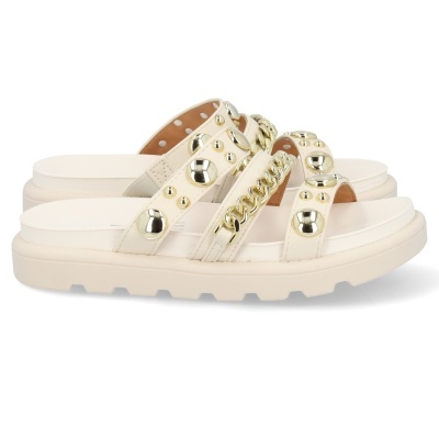 Sandálias bege com tachas douradas e sola robusta