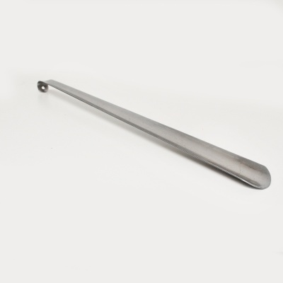 Espátula de metal prateado com ponta arredondada.