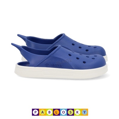 Calçado azul tipo sabrina com sola branca e buracos, fundo branco e marca PABLOSKY