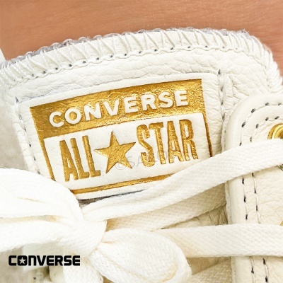 Sapata Converse All Star branca com etiqueta dourada e branca com atacadores brancos
