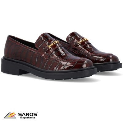 Sapatos mocassim castanhos com padrão crocodilo e fivela dourada