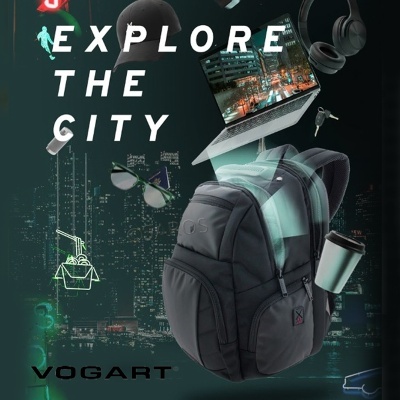 Mochila preta com portátil, auscultadores, boné, óculos e outros acessórios sobre fundo de cidade à noite