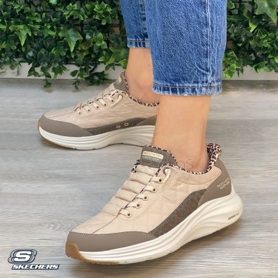Ténis Skechers bege com padrão animal interior e sola branca