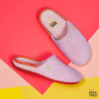 Chinelos rosas felpudos com sola castanha e detalhe verde bordado