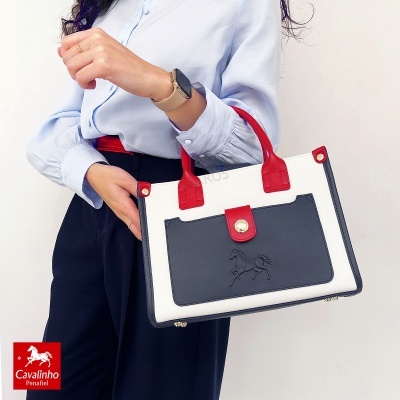 Mala tricolor branco, azul escuro e vermelho com cavalo gravado e alças vermelhas