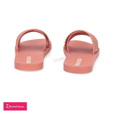 Chinelos de borracha rosa salmão da marca Ipanema com tiras texturizadas