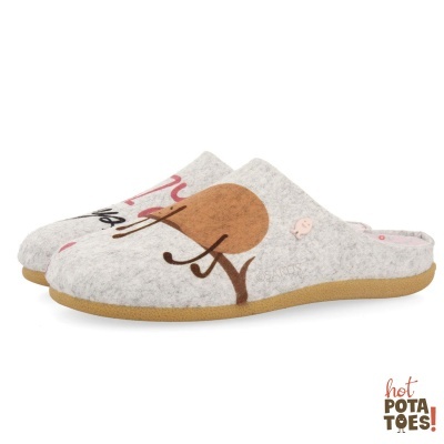 Pantufas cinzentas com sola castanha e ilustração de carvalho