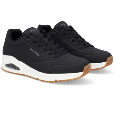 Sapatilhas pretas Skechers com sola branca e detalhe castanho