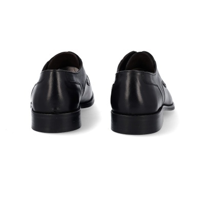 sapatos pretos de couro masculino vistos de trás