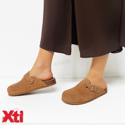 Mules castanhas em camurça com sola de cortiça e fivela metálica