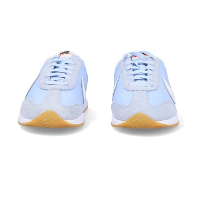 Par de sapatilhas desportivas Nike azuis claras com sola castanha