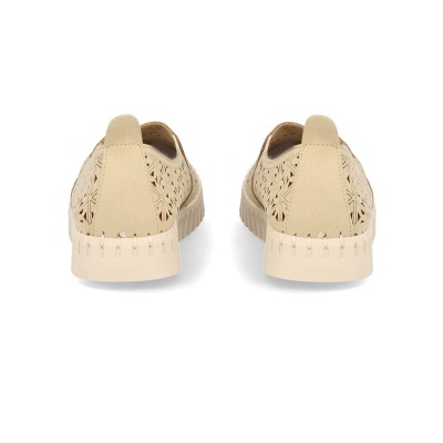 Sapatos mocassim creme com recortes em losangos vistos de trás