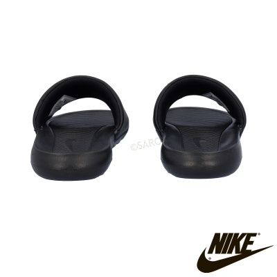 Chinelos desportivos Nike pretos com sola grossa e tira larga ajustável