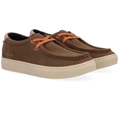 Sapatos casuais tipo mocassim castanhos com atacadores laranja e sola bege