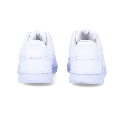 Sapatilhas desportivas brancas vistas por trás com logótipo NIKE em relevo