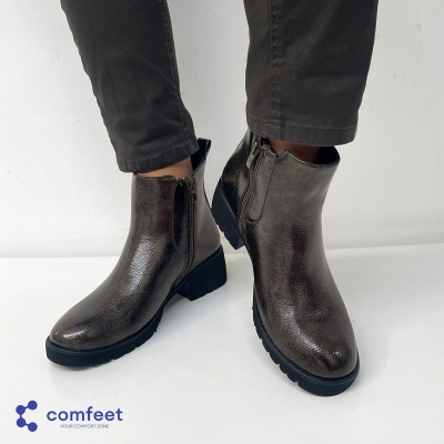 Botins de senhora castanhos metálicos com fecho lateral e sola preta.