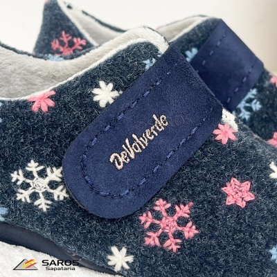 Pantufas azuis com bordados de flocos de neve coloridos e fecho de velcro com a marca Velduvetos