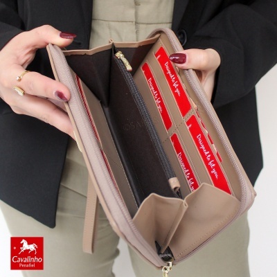 Carteira bege clara com vários compartimentos e fecho