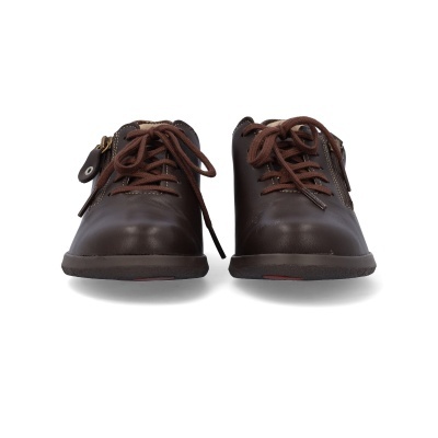 Par de sapatos castanhos escuros em couro com atacadores e fecho de zíper