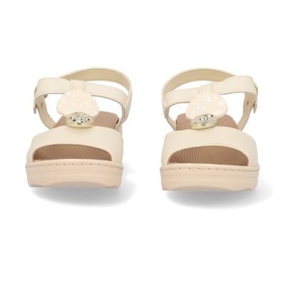 Sandálias bege com decoração frontal e tiras sobre fundo branco