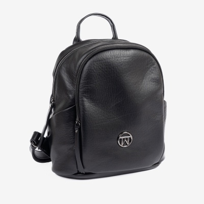 Mochila preta em pele com logótipo metálico circular