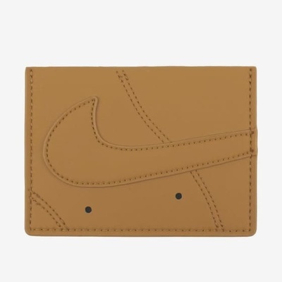 Carteira castanha clara com símbolo Nike Swoosh em relevo