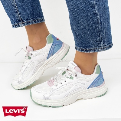 Ténis Levis brancos com detalhes verdes, azuis e rosas usados com jeans azul.