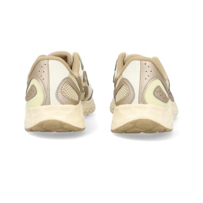 Sapatilhas desportivas castanho claro e bege vistas de trás