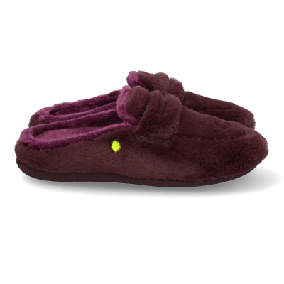 Chinelos de quarto castanho escuro e roxo com detalhe amarelo.