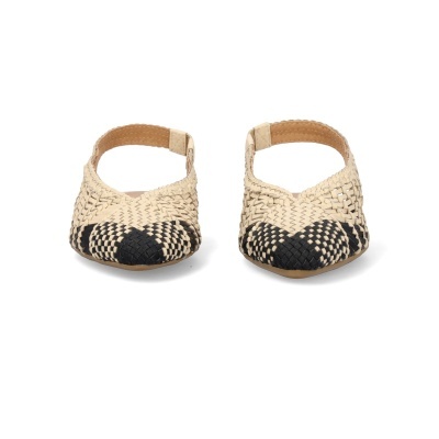 Sandálias trançadas bege com detalhe preto e correia atrás