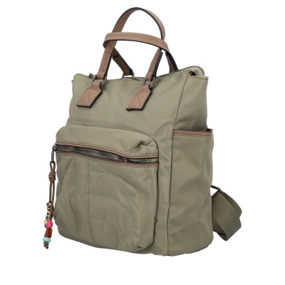 Mochila bege em tecido com alças castanhas e bolso frontal com fecho e contas decorativas