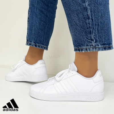 Sapatos desportivos Adidas brancos com três riscas e atacadores