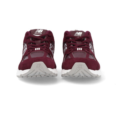 Sapatilhas New Balance borgonha de corrida vistas de frente