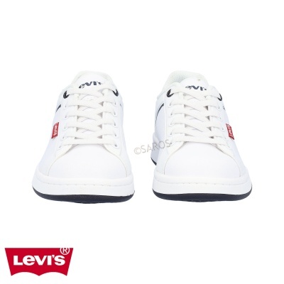 Sapatilhas brancas Levi's com sola preta e etiqueta vermelha