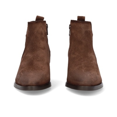 Botins castanhos em camurça vistos de frente