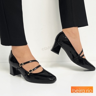 Sapatos de salto médio quadrado em verniz preto com tiras finas e fivela