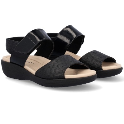 Sandálias pretas com tiras largas e sola acolchoada