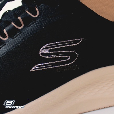 Ténis Skechers preto com logótipo brilhante e sola clara