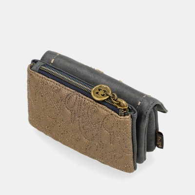 Carteira cinza e bege com padrão perfurado e fecho metálico dourado