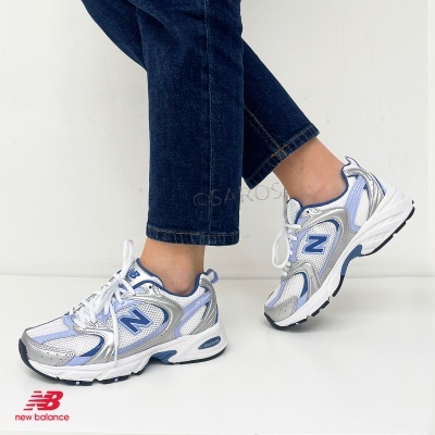 Ténis desportivos New Balance branco, azul e prateado com logotipo N e sola ABZORB