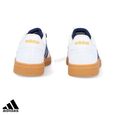 Ténis Adidas brancos, azuis e castanhos vistos de trás