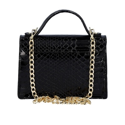 Mala de mão preta com textura de pele de crocodilo e alça de corrente dourada