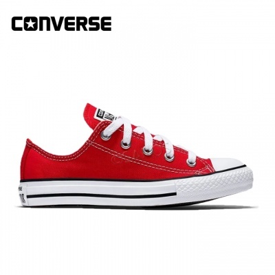 Ténis Converse vermelho com sola branca e atacadores brancos sobre fundo branco com logo Converse