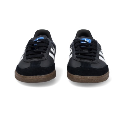 Ténis pretos com riscas brancas e sola castanha