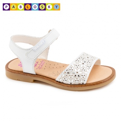 Sandália branca de criança com padrão floral perfurado