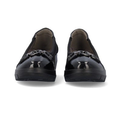 Par de sapatos pretos com detalhe metálico e acabamento brilhante