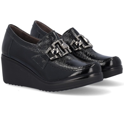 Sapatos de cunha pretos com detalhe metálico